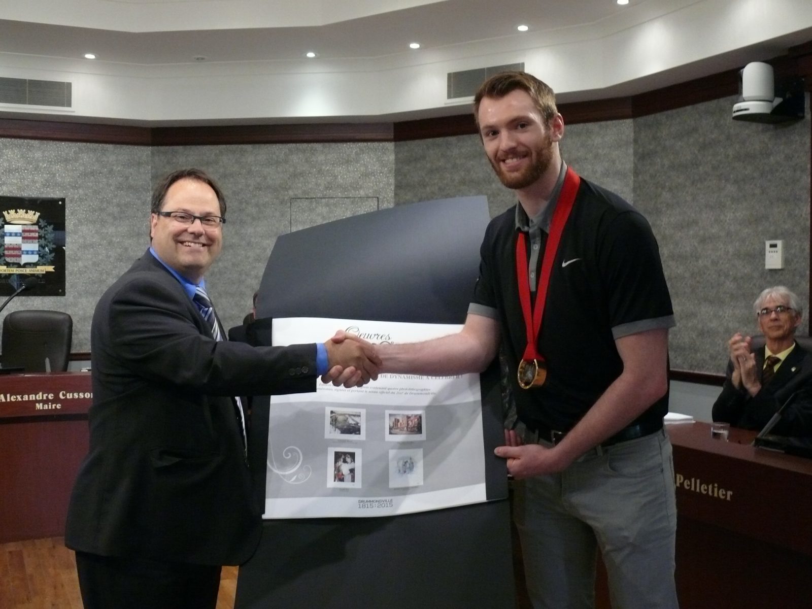 Médaillé d’or, Sean Couturier honoré par le maire Cusson