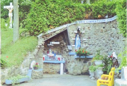 Pèlerinage annuel à la grotte Notre-Dame-de-Lourdes