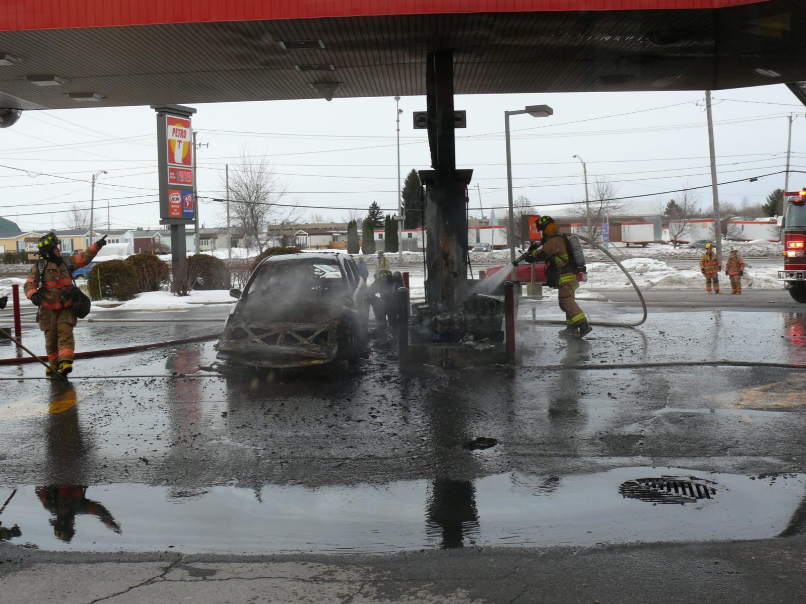 Un véhicule prend en feu à la station d’essence