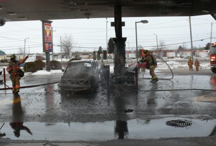 Un véhicule prend en feu à la station d’essence