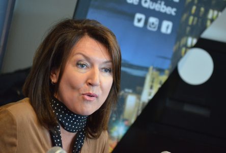 Nathalie Normandeau déchire sa carte de membre du PLQ en ondes