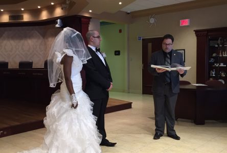 Un couple se marie pour la première fois à l’hôtel de ville