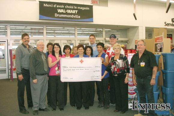 Wal-Mart Drummondville recueille 9933 $ au profit de la Croix-Rouge