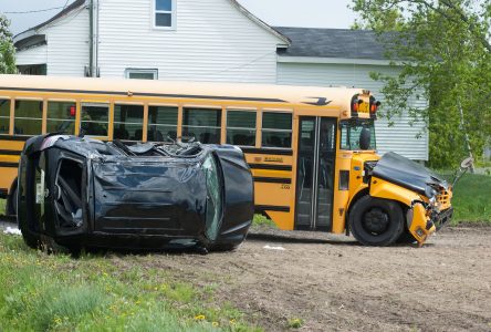 Violente collision entre un autobus et un VUS