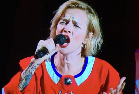 Brigitte Boisjoli chante les hymnes nationaux au Centre Bell