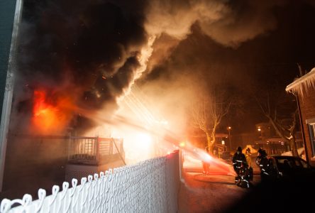 Un immeuble lourdement endommagé par les flammes