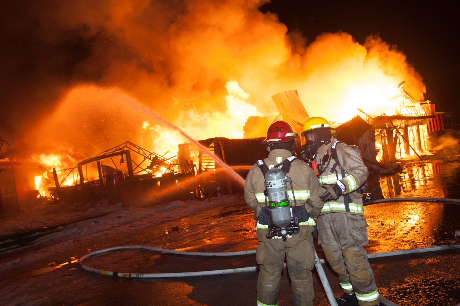 Un bâtiment commercial rasé par les flammes (photos et vidéo)