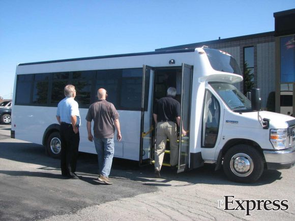Transport en commun : Girardin présente le premier autobus