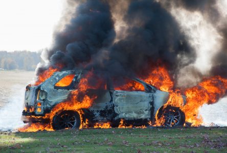 Une voiture détruite par les flammes