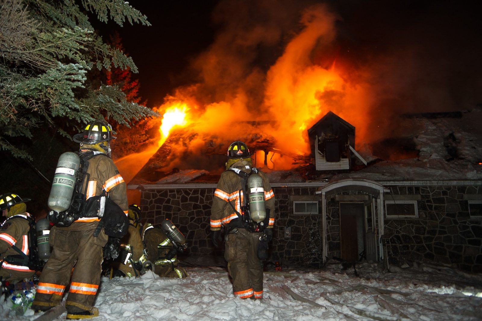 Une maison détruite par les flammes (photos et vidéo)