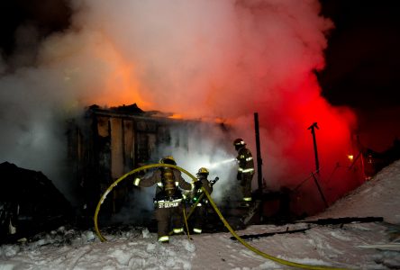 Une maison mobile détruite par les flammes (Mise à jour)