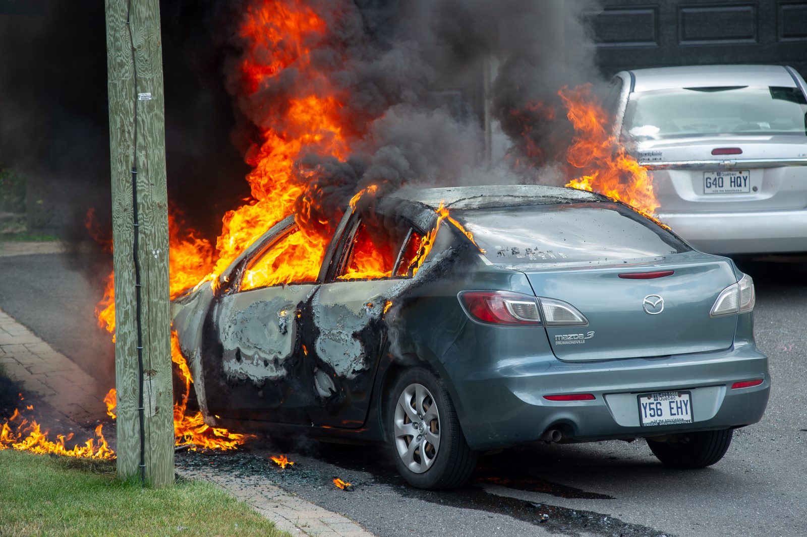 Une voiture détruite par les flammes