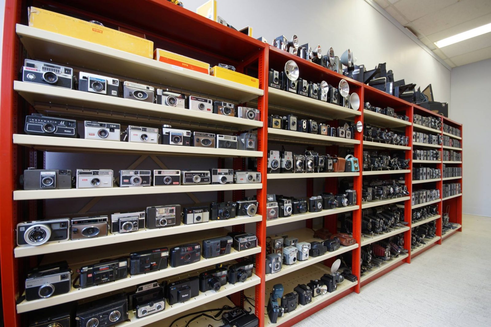 Don de plus de 1000 caméras au Musée de la photographie