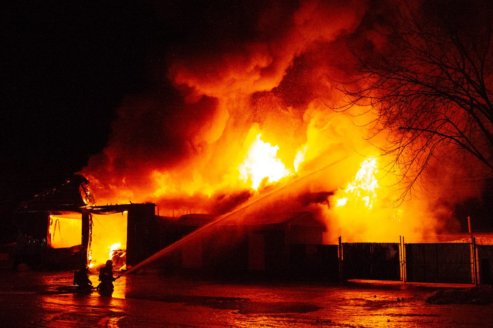 Le garage municipal de Notre-Dame-du-Bon-Conseil rasé par les flammes (photos et vidéo) MISE À JOUR