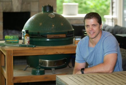 Après le hockey, Denis Gauthier découvre la télévision et… la cuisine sur barbecue