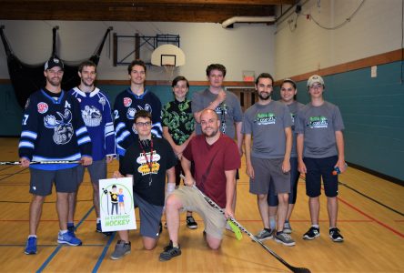 Des hockeyeurs professionnels inspirent des jeunes