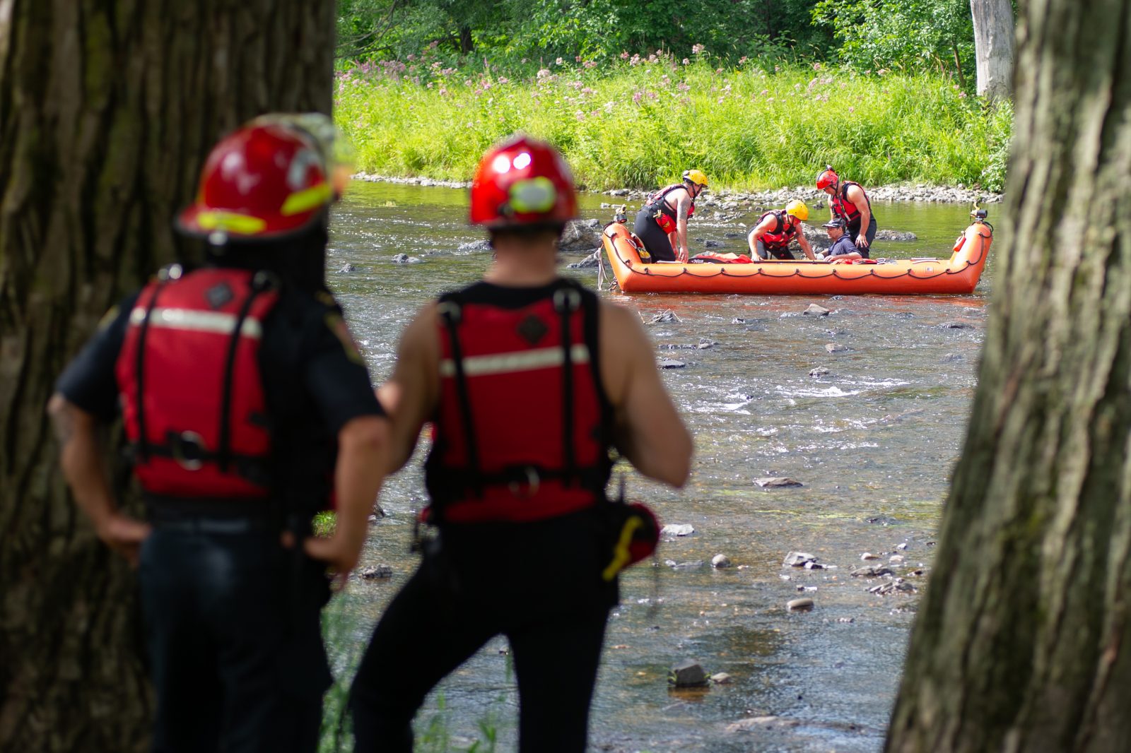 Les pompiers portent secours à un homme sur la rivière (vidéo)