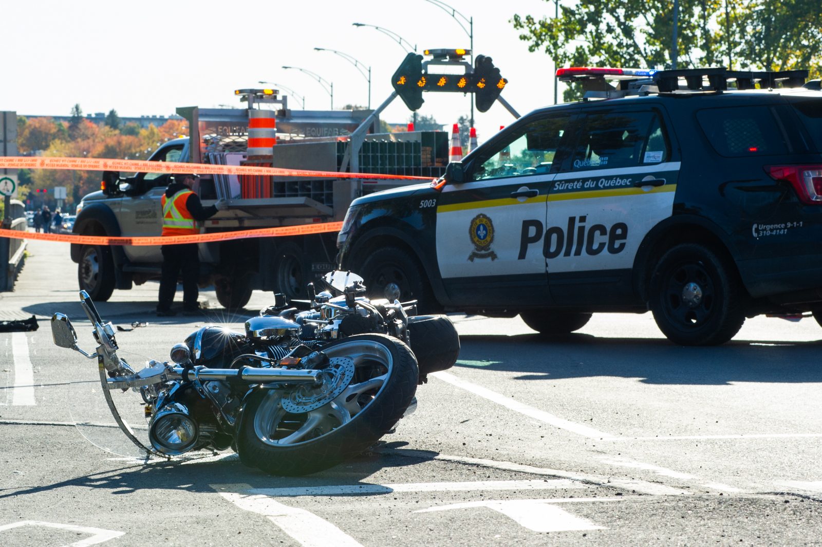 Collision entre une voiture de police et une motocyclette
