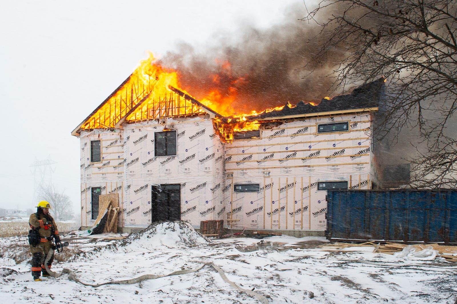 Une résidence lourdement endommagée par un incendie (photos et vidéo)