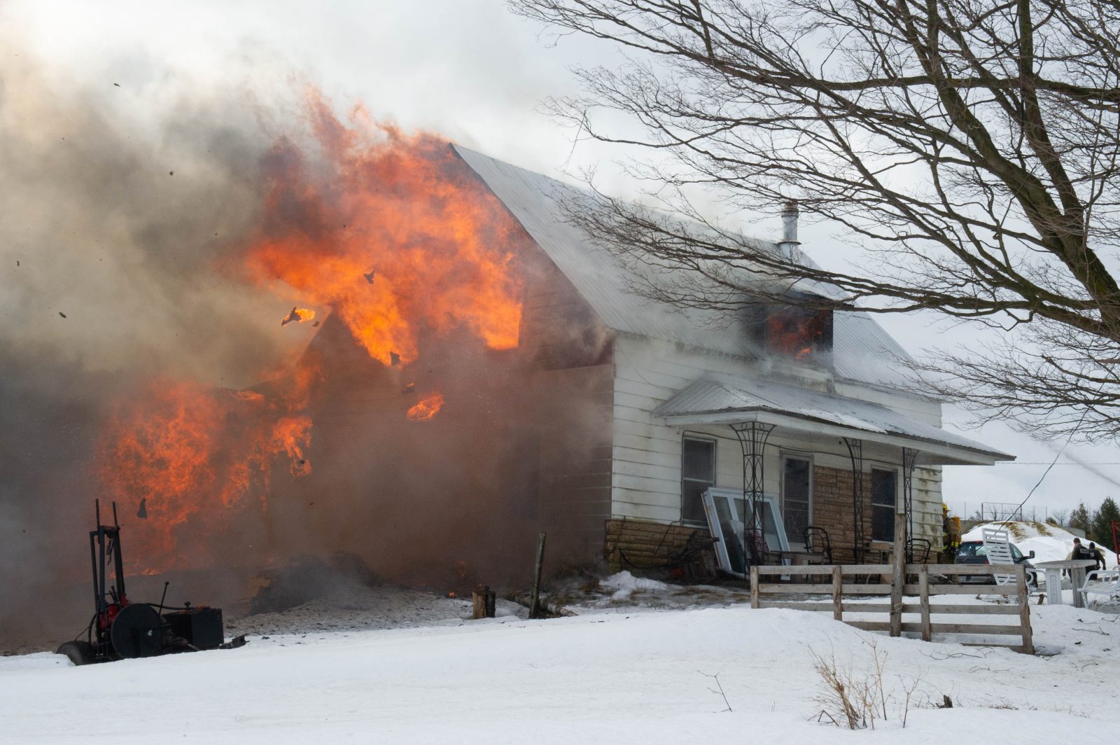 Une résidence de L’Avenir détruite par les flammes (photos et vidéo)