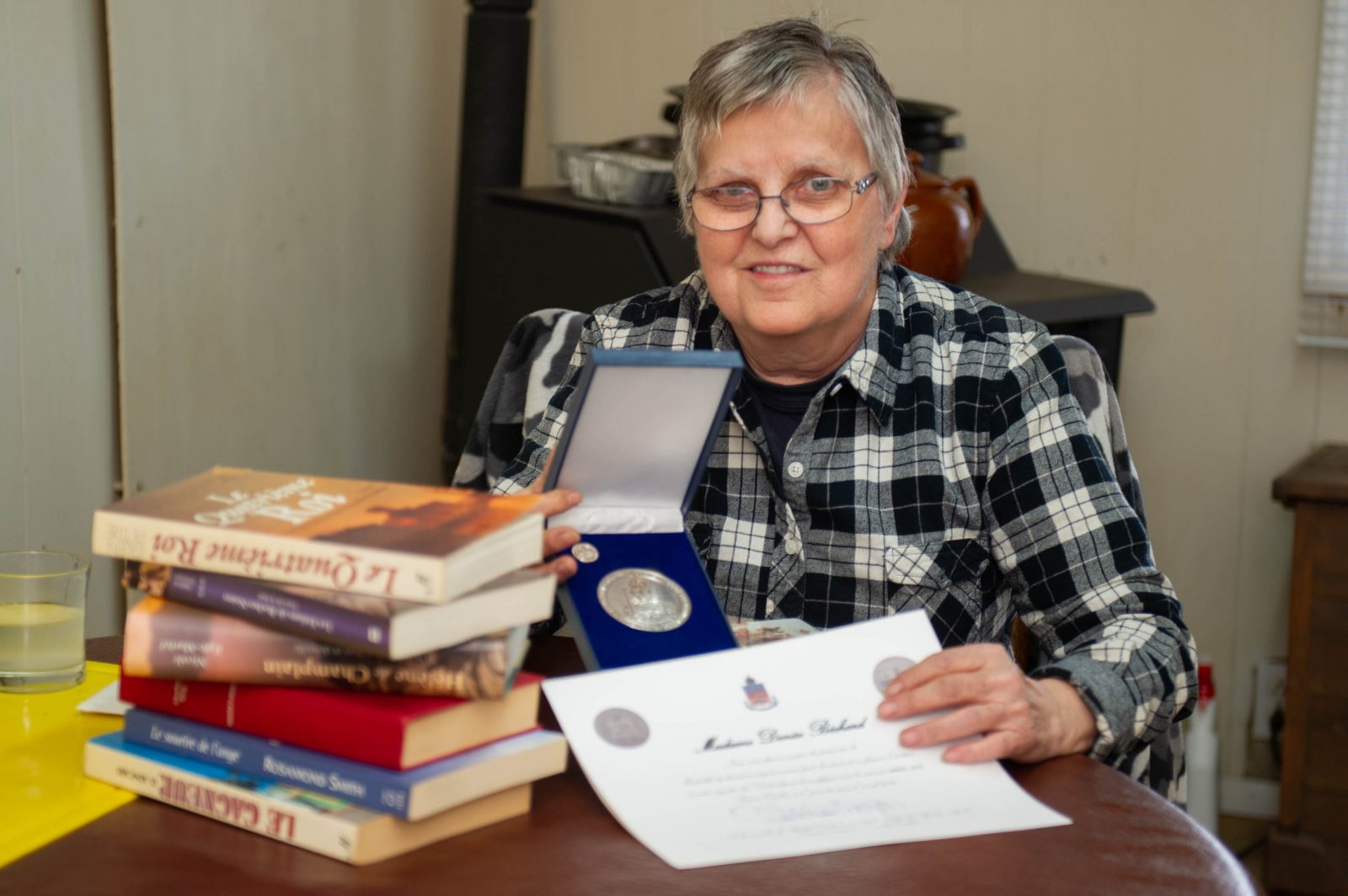 Depuis 35 ans, elle répare les livres endommagés à l’école Saint-Jean