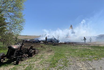 Un entrepôt en flammes à Sainte-Brigitte-des-Saults