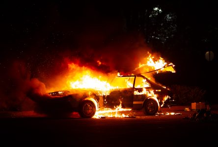 Une voiture flambe dans un stationnement (photos et vidéo)