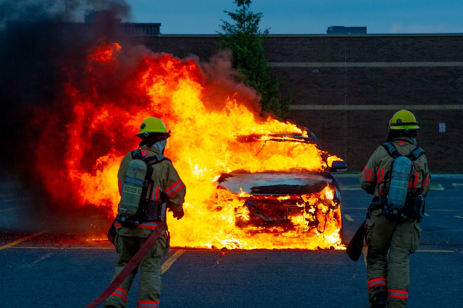 Un véhicule en feu offre tout un spectacle (photos et vidéo)
