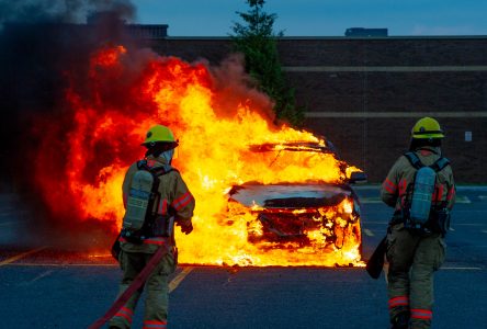 Un véhicule en feu offre tout un spectacle (photos et vidéo)