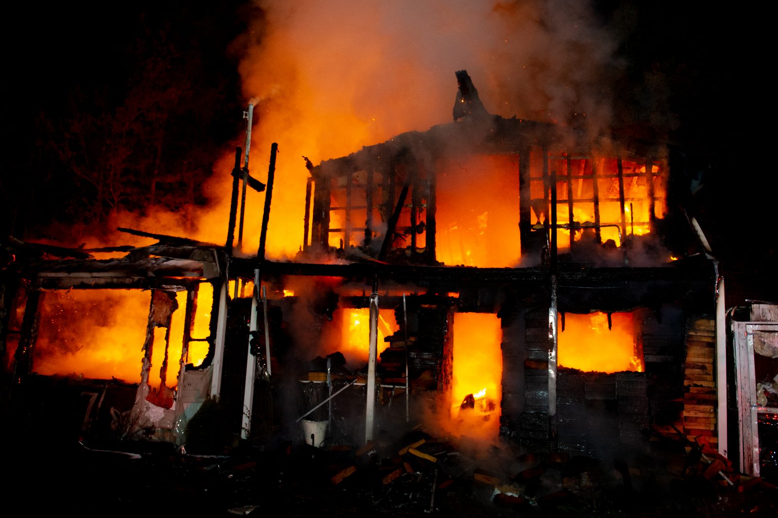 Une résidence détruite par les flammes  (photos et vidéo)