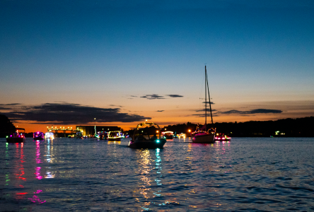 Les bateaux illuminés brilleront sur la rivière Saint-François