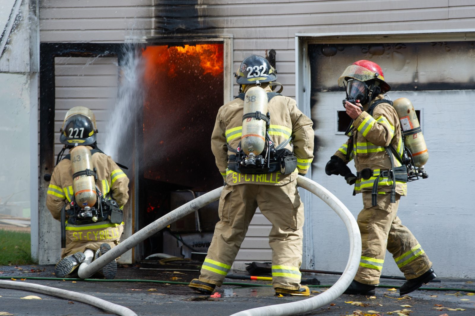 Un garage détruit par les flammes (photos et vidéo)