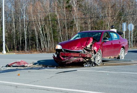 Violente collision à une intersection dangereuse