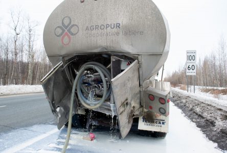 Des milliers de litres de lait déversés sur l’autoroute 55
