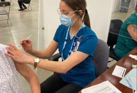 Des stagiaires en santé mettent à profit leur formation pour la vaccination