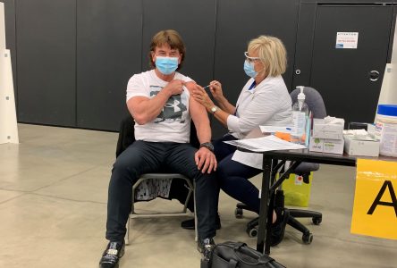 Le maire Carrier reçoit sa première dose du vaccin Pfizer-BioNTech