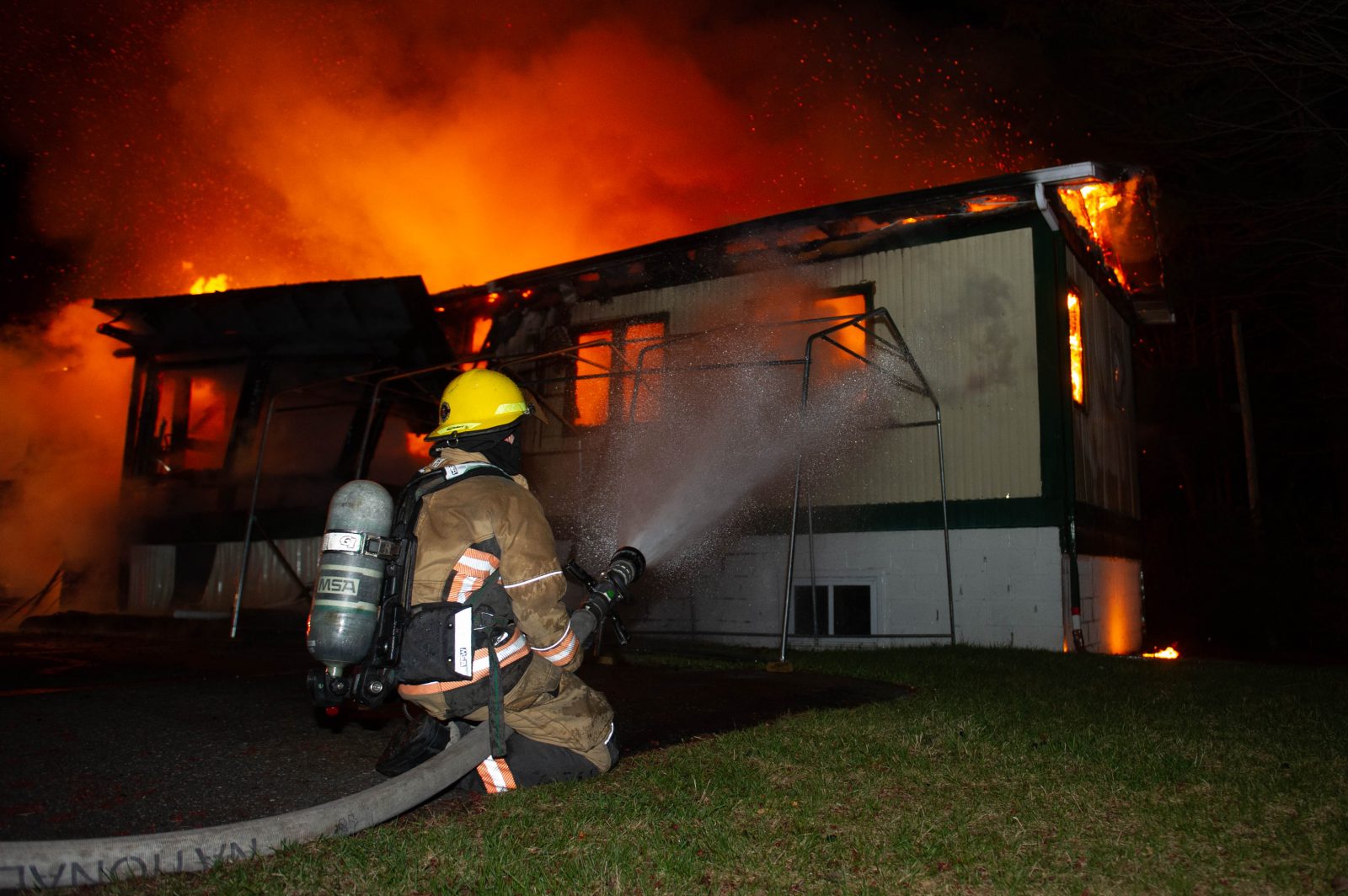 Une résidence rasée par les flammes (photos et vidéo)