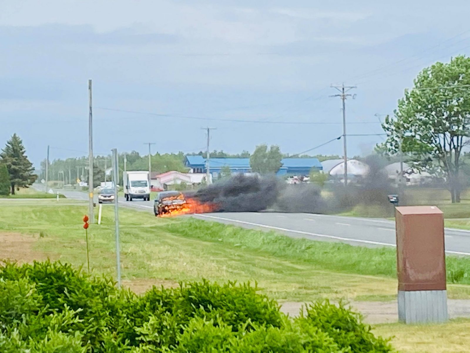 Un véhicule en feu sur la route 122 (photo et vidéo)