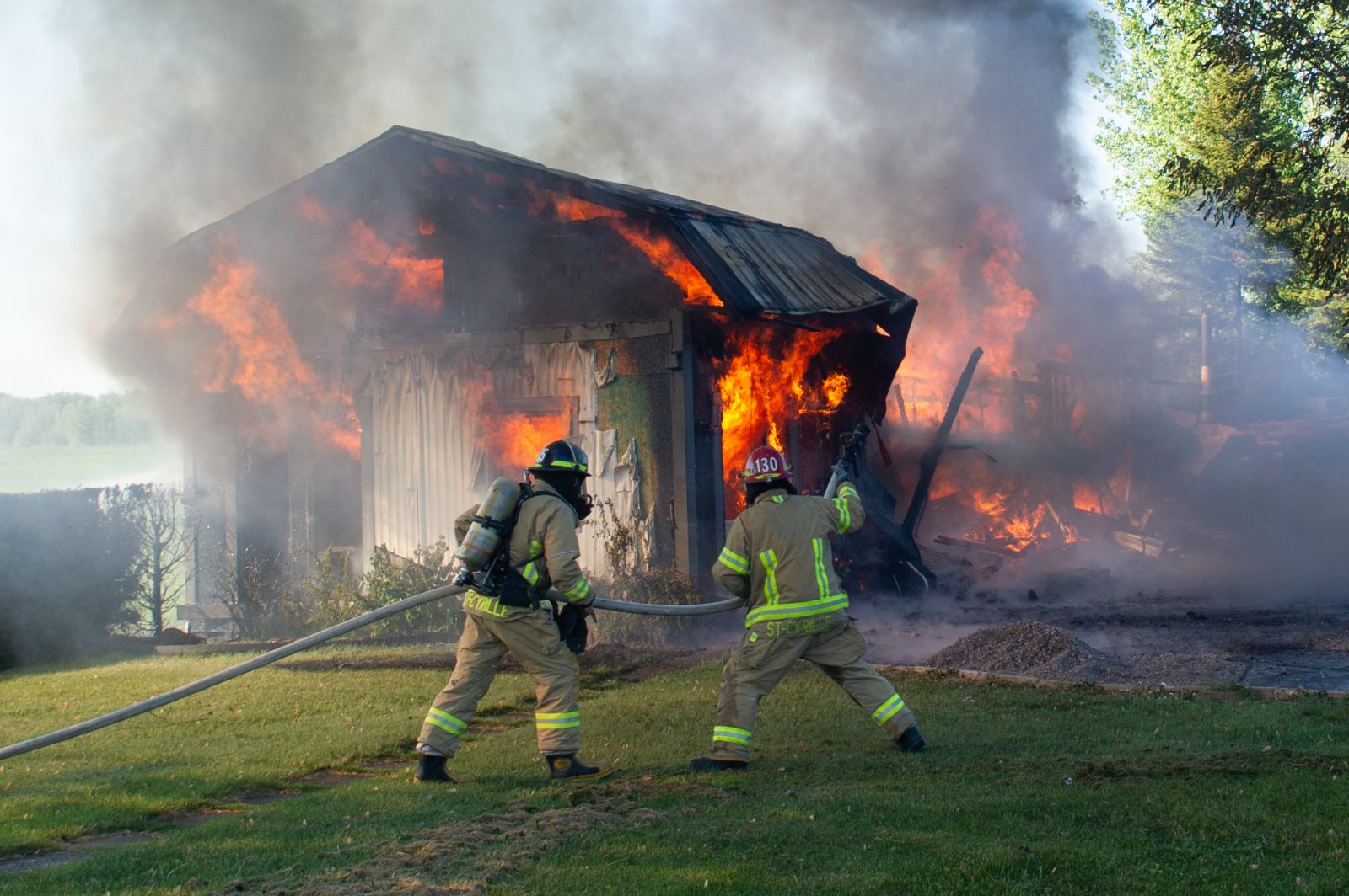 Un garage résidentiel rasé par les flammes (photos et vidéo)