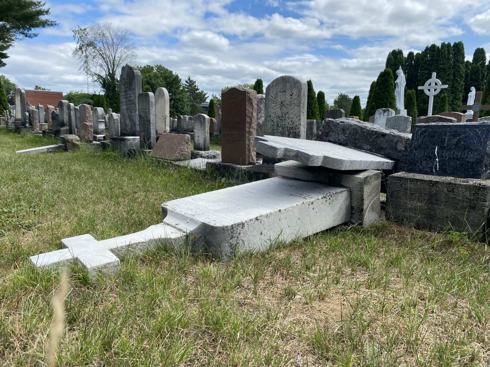 Plusieurs pierres tombales vandalisées au cimetière Saint-Frédéric