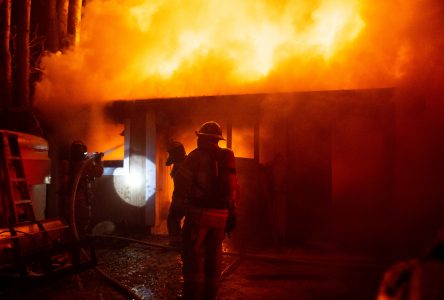 Un garage résidentiel ravagé par les flammes (photos et vidéo)