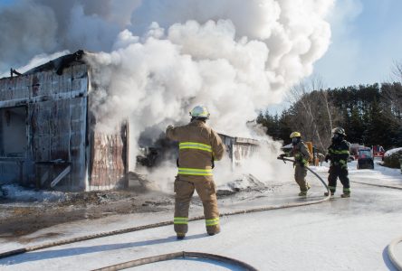 Un garage résidentiel détruit par les flammes (photos et vidéo)