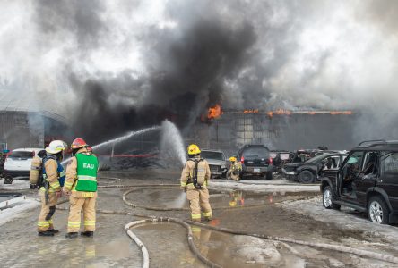 Le bâtiment de recyclage de pièces Groupe Chabert Autos rasé par les flammes (mise à jour photos et vidéo)