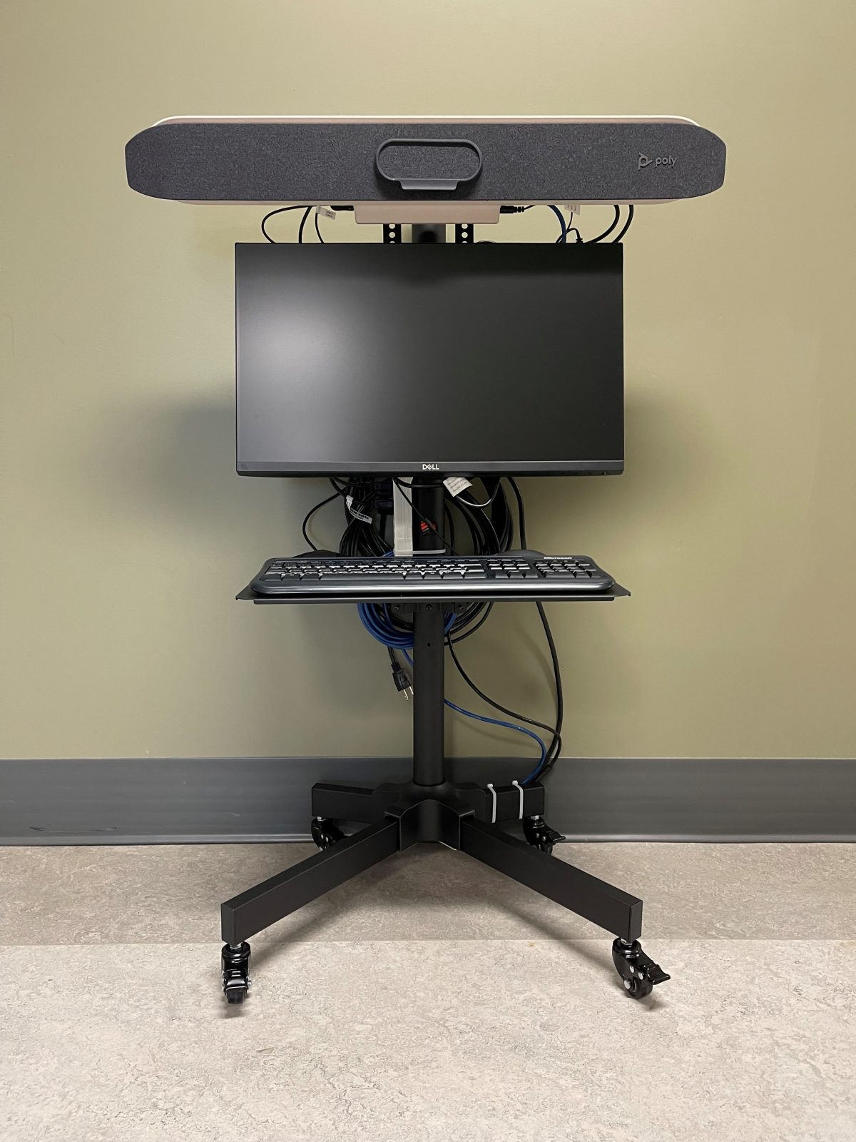 Des systèmes de vidéoconférence sont distribués dans les écoles