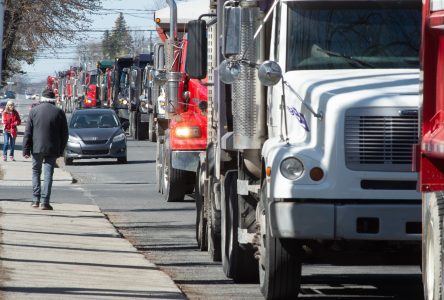 Des camionneurs manifestent contre les tarifs du gouvernement à Drummondville