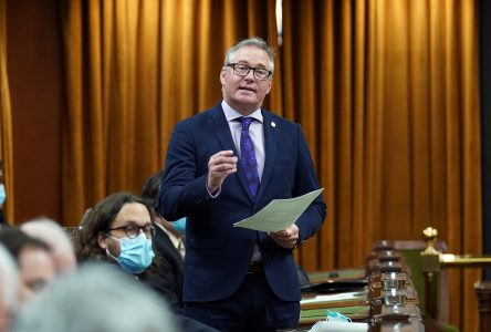 Ottawa doit couper ses subventions aux pétrolières, exige Martin Champoux