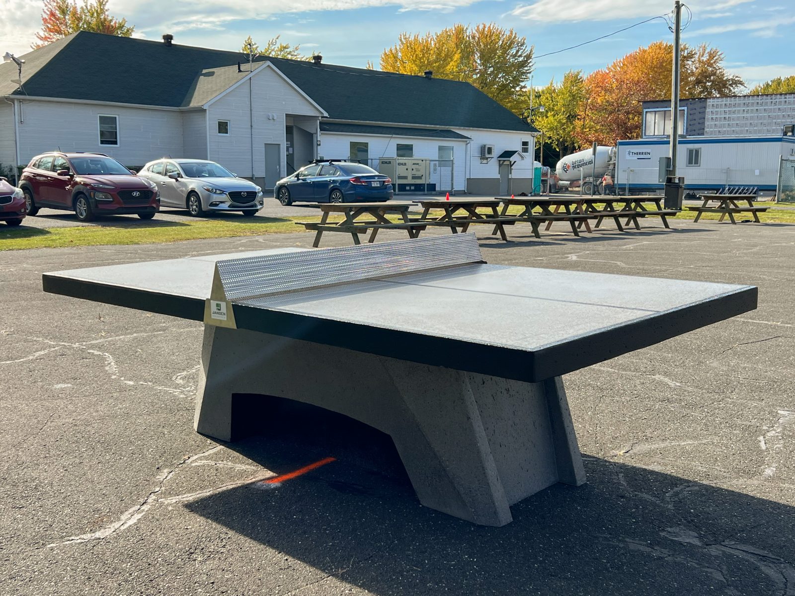 Un table de ping-pong extérieure à Saint-Lucien