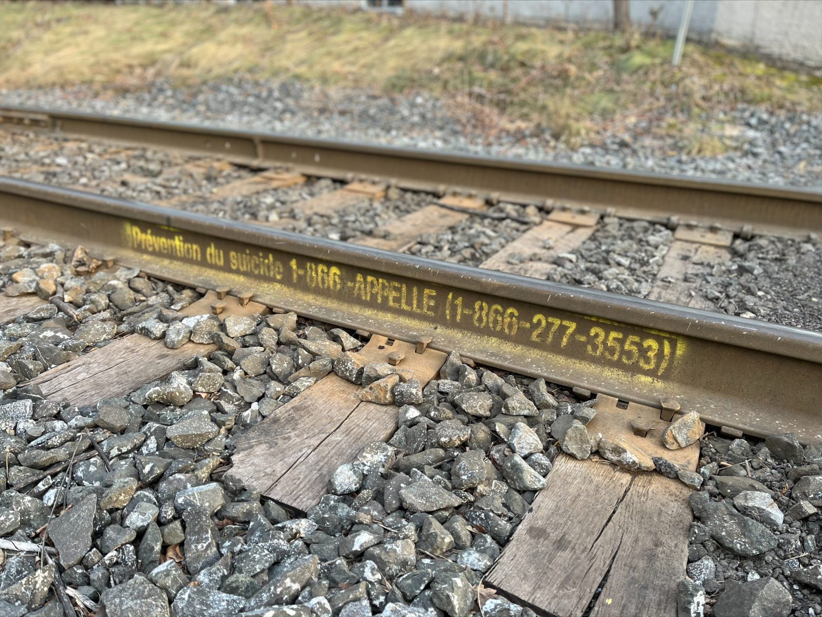 Le 1-866-APPELLE peint sur les rails à Drummondville