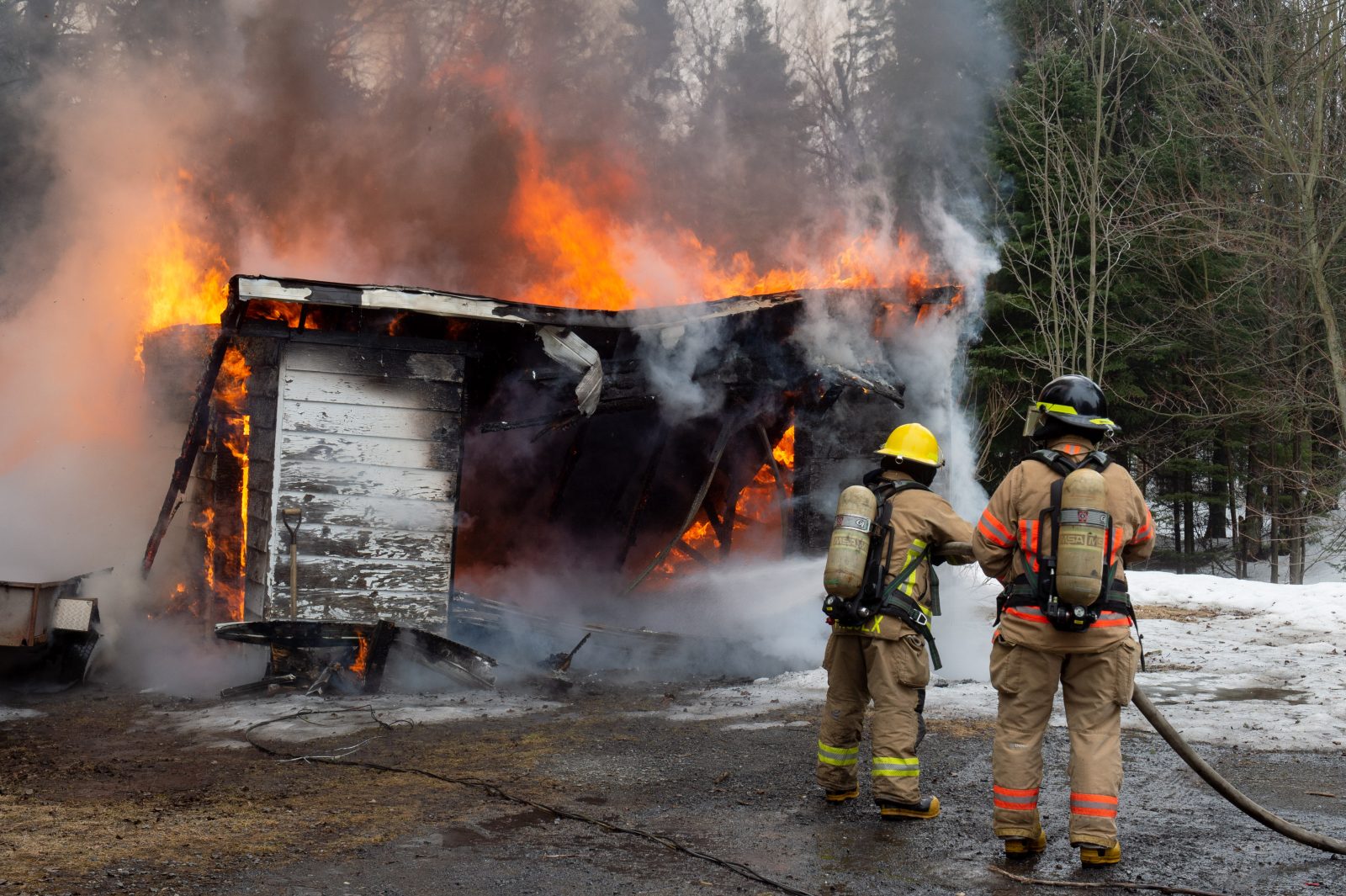 Un garage résidentiel détruit par les flammes (photos)