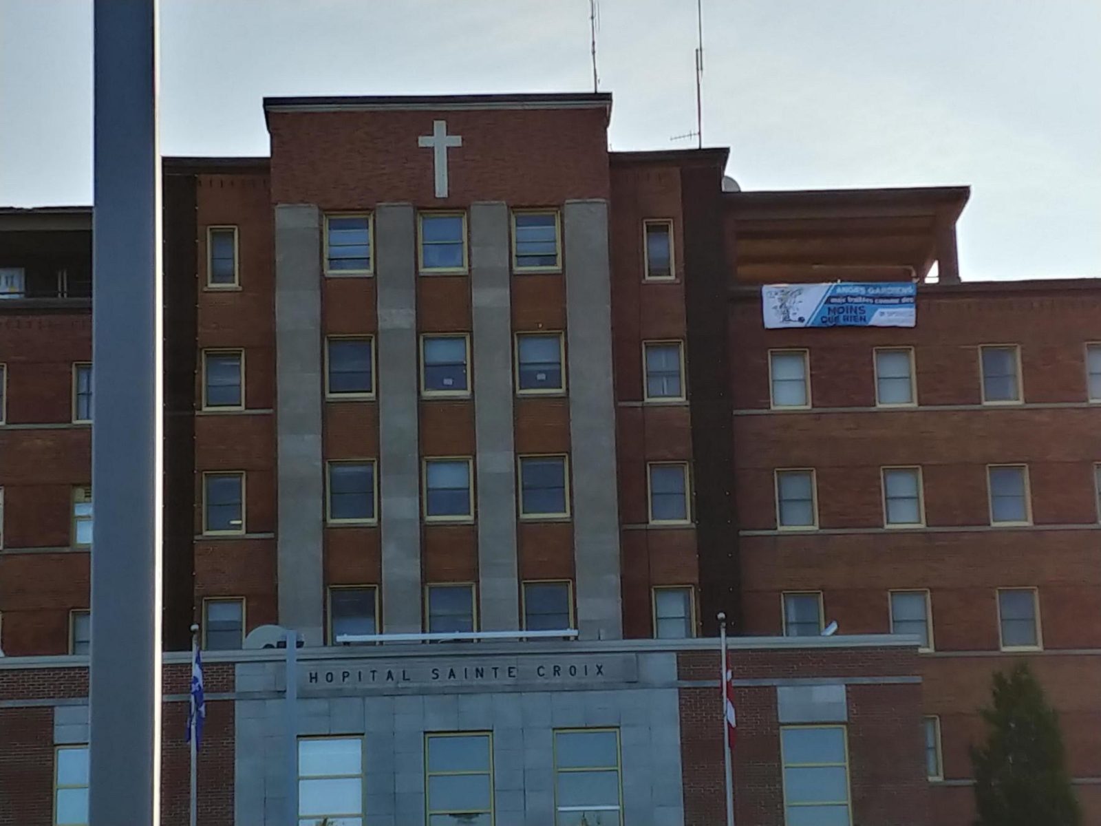 Des infirmières affichent leur ras-le-bol… sur le toit de l’hôpital